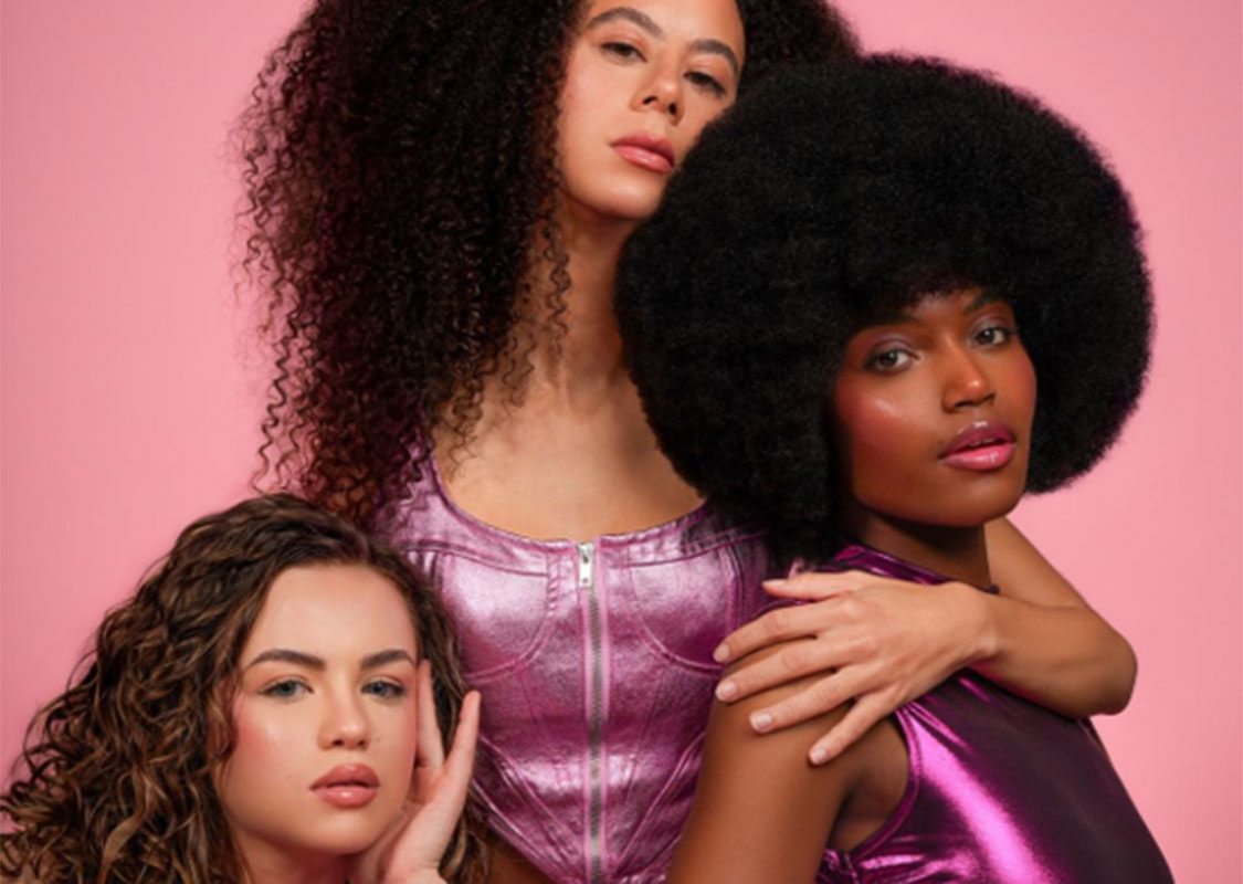 Modellen met getextureerd haar - Les Secrets de Loly 